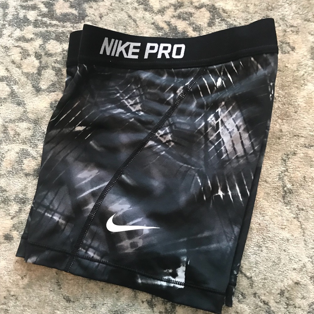 Nike pro b&w tie dye pattern short